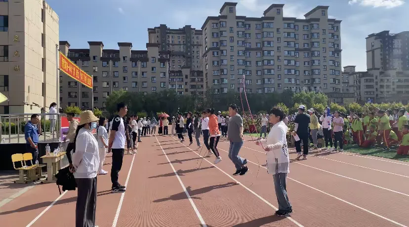 简篇-“跳”动活力,“绳”采飞扬
——德惠市第一小学跳绳比赛
