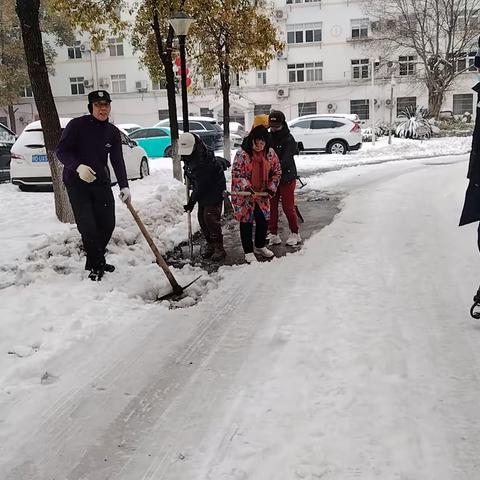 “夕阳余晖无限美 铲雪除冰暖人心”