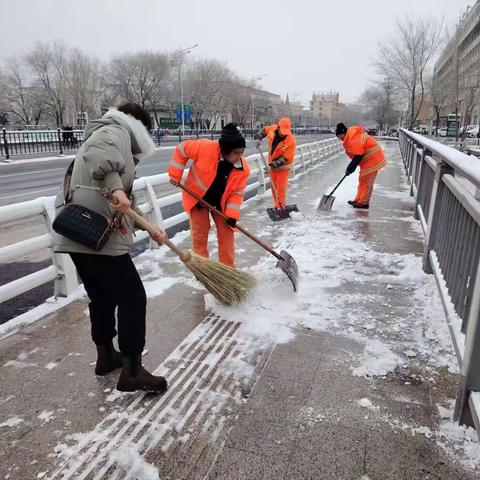 除冰扫雪在行动，环卫服务暖人心