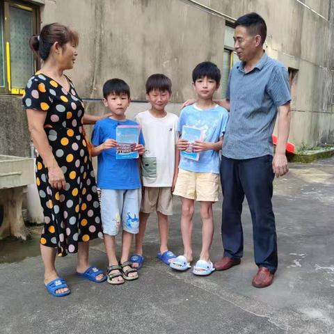 万师访万家——家校共育的温暖实践