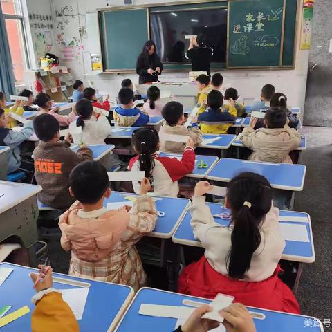 2507班家长进课堂——巧手制菊寄哀思，童心向党敬先烈