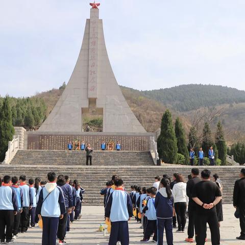 全员育人导师制||“清明时节祭英烈 革命精神永传承”——峄城区匡衡小学举行清明节祭扫活动