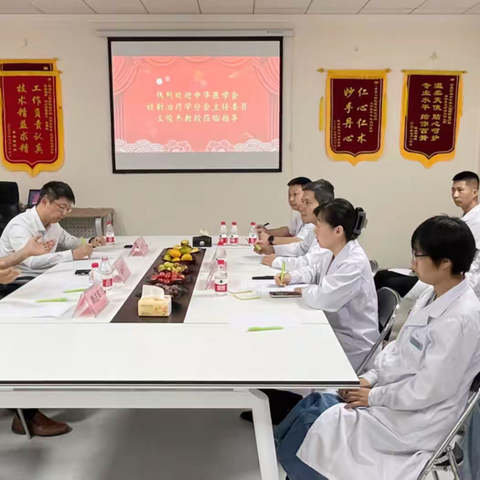 中华医学会肿瘤放射治疗学分会主任委员王俊杰教授莅临我院放射治疗科参观指导