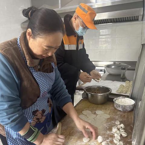 冬至大如年，车站小团圆