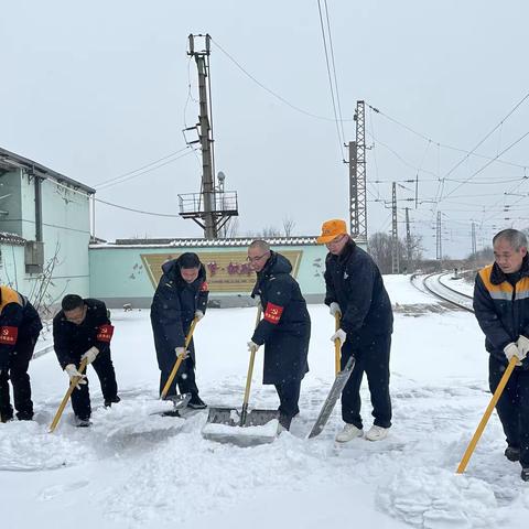 风雪中的身影：迎战风雪，我们始终如一