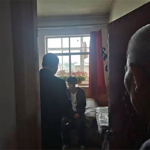 东街所：民警暖心助醉酒男子安全回家