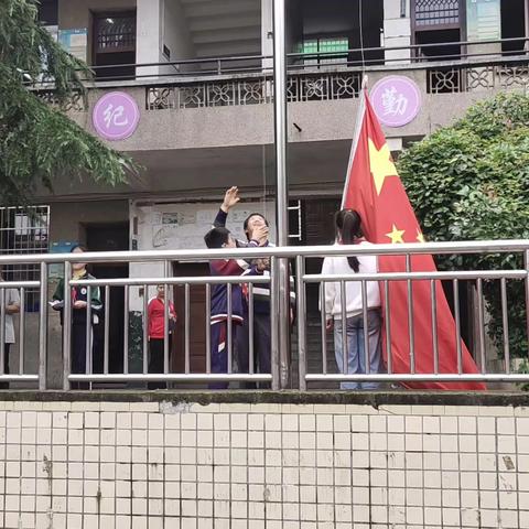 新邵县潭溪镇中心小学举行“牢记党的教导 争做强国少年”少先队入队仪式
