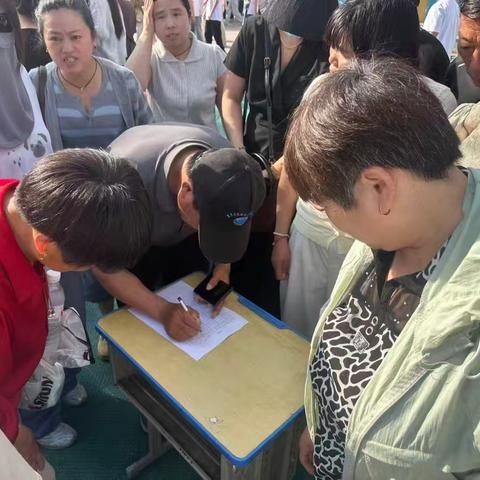 童心舞动展风采 家校同行育新苗 ——第一小学梁园校区期中家长会暨第三届课桌舞比赛