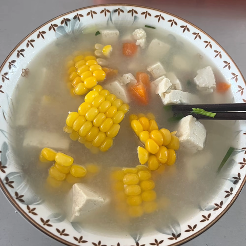 一碗鱼头豆腐汤的温度 ‍——金河希望小学的营养午餐时光