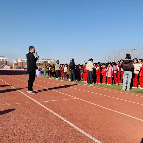 心的凝聚，力的较量———安头乡中心小学组织全体学生参加拔河比赛