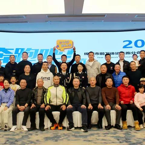 共欢新故岁，何妨吟啸且徐行 及时当勉励，来年依旧迎花开