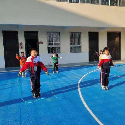 舞动彩绳   跳出健康