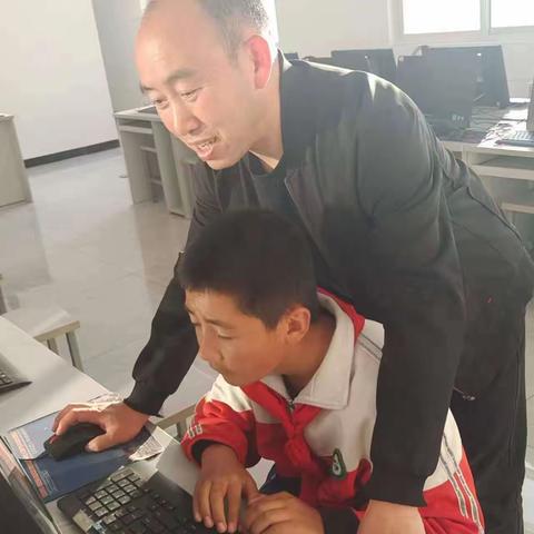 拖动鼠标，探索无穷奥妙                                                   敲击键盘，遨游知识海洋