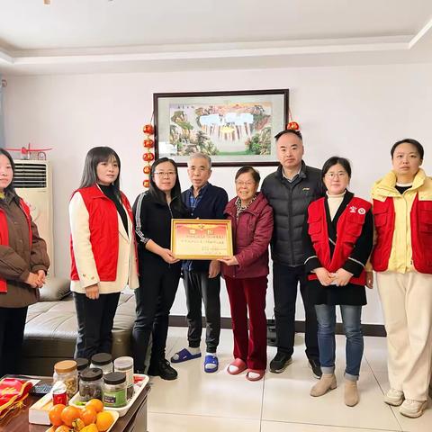 "立功送喜报  荣光耀家门" 西外大社区为立功现役军人家庭送喜报