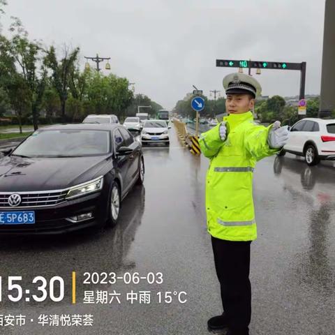 大雨来袭  立即响应|临潼交警全力以赴保秩序、紧急时刻显担当