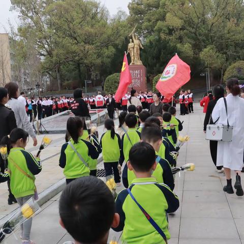 缅怀革命先烈 赓续红色血脉——广昌县第一幼儿园党支部清明祭扫活动