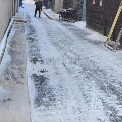 根河市大林物业公司开展冬季清雪作业 全力保障居民出行安全