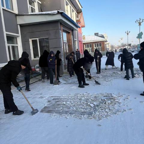 根河市大林物业公司组织职工清扫办公楼前积雪