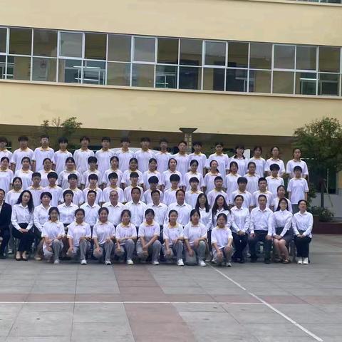 青春为序 毕业为章 追光启程 向阳而生 ——城关中学2026届11班时光印记