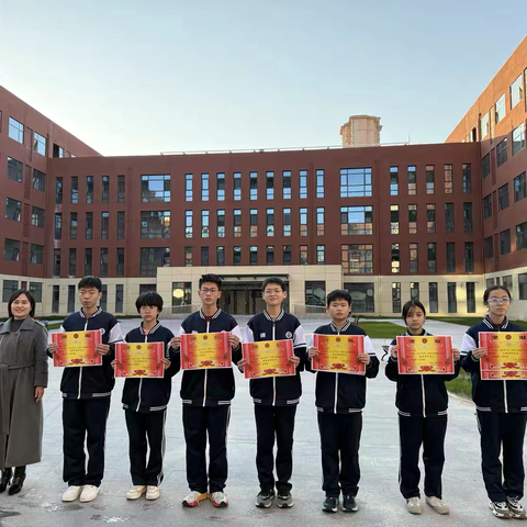 分析成绩明方向，表彰优秀启新程——富强中学期中成绩分析与表彰大会圆满举行