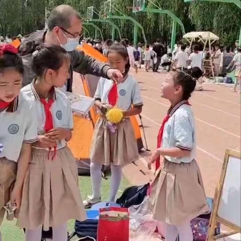 跳蚤市场，欢乐来袭——利通区十三小学四（2）班“跳蚤市场”开张啦