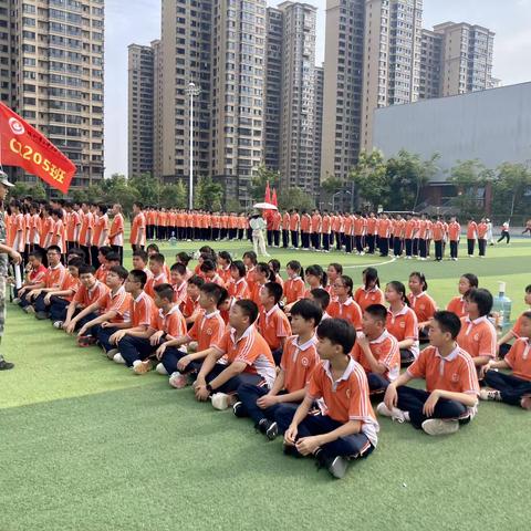 且抒凌云志不负少年时，以军训之名赴强国之约！2205班青春无畏，逐梦威扬！