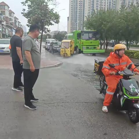 雨后及时清理淤泥积水，保障路面干净整洁。