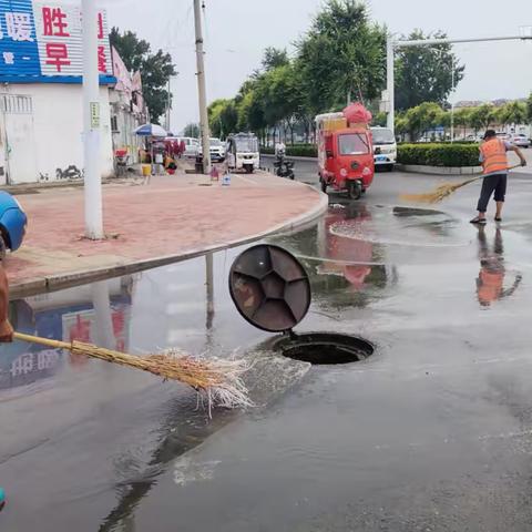 雨后乘势保洁，恢复市容市貌。