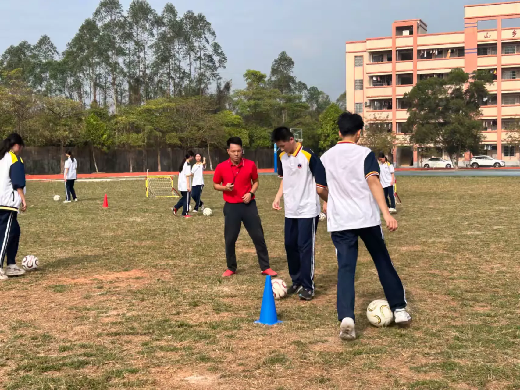 简篇-送教下乡促交流,体育课堂展风采
——江门市江海区梁丽容名师工作室送教下乡暨恩平市高中体育与健康学科先锋基地教研活动