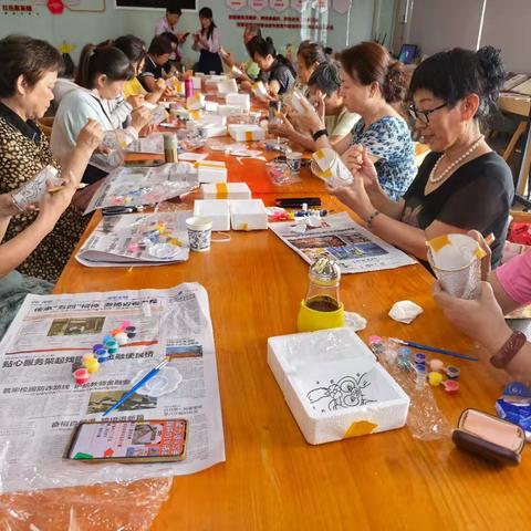 海垦街道“党群课堂”开展“绘艺拾趣，快乐加杯”手绘玻璃杯DIY活动
