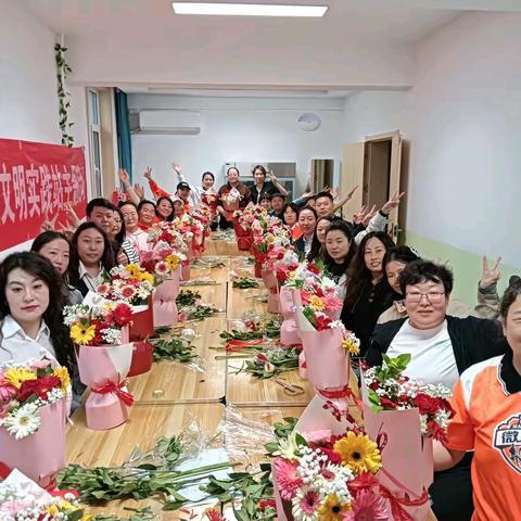 党建引领聚合力 插花传情促共建