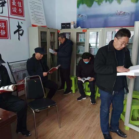 卅铺社区组织工作人员开展“传承经典    好书共读”读书活动