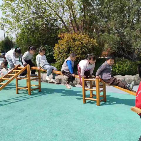“多彩户外，游戏童年”——  新泰市楼徳镇幼儿园户外活动