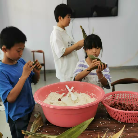 城管进社区：“浓情端午 一见粽情”包粽子活动