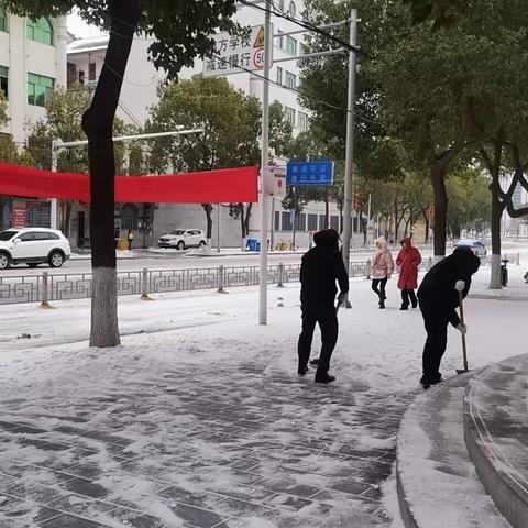 农行宜城市支行：铲雪除冰扫出“暖心路”