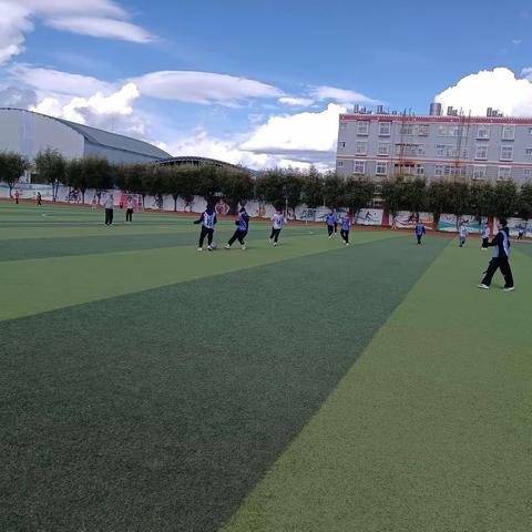 敢打敢拼绽放自我  团结拼搏无畏前行