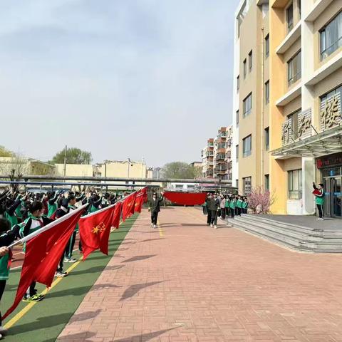 守护健康，“卫”爱同行 ——铁新里小学“世界卫生日”主题升旗仪式