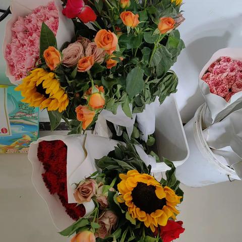 以爱之名 温暖相伴——恒悦物业开展母亲节送鲜花活动