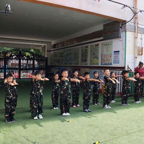 爱心幼儿园大一班娃娃兵课