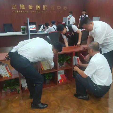 融汇物业公司开展“向雷锋同志学习,做人民满意银行”主题活动志愿者服务