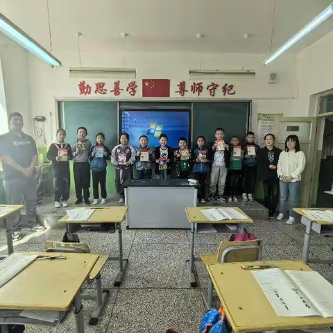 143团南山社区妇联开展“助力亲子共读 书香浸润万家”送书活动