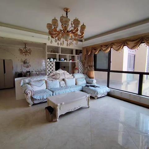 出租：香颂城三室两厅双卫，精装修，家具家电全齐，拎包入住，年租15000一年，可随时看房690080