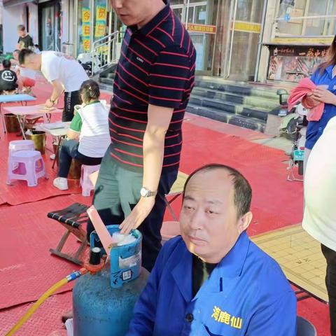 涿鹿县住建局6月5日组织统亿液化石油气公司到流动摊点安全检查及用气宣传普及，提高用户安全意识。