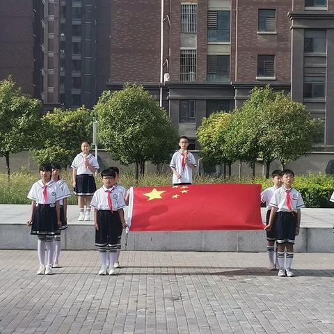 安阳市红庙街小学教育集团紫薇校区第18周“交通安全人人守，平安幸福千万家”主题升旗仪式