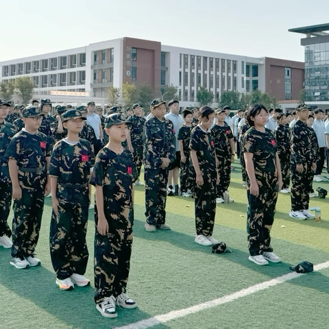 一身戎装 闪亮开场——华大高级中学初中部七年级军训记实