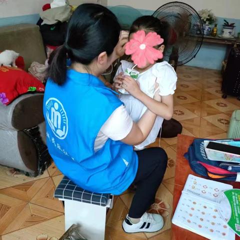 项城市花园街道社工站开展“守护童年 伴你成长”关爱困境儿童服务活动