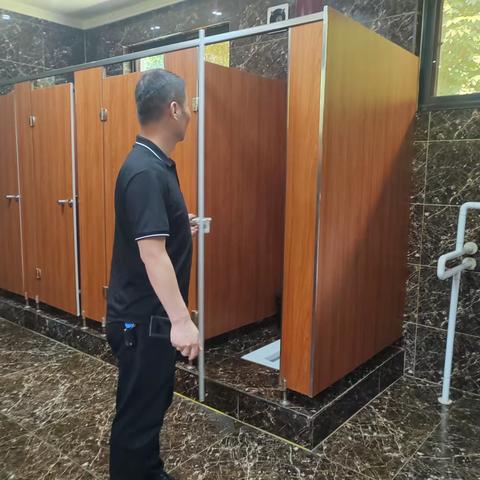 立足本职  公厕督导检查不松懈