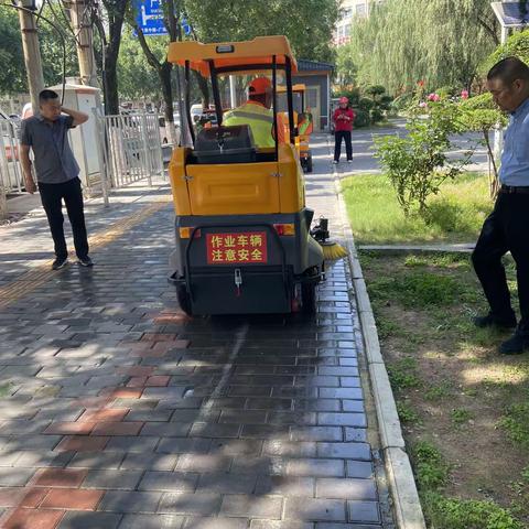 区城管执法局王海宁同志带队视察环卫新型设备使用情况