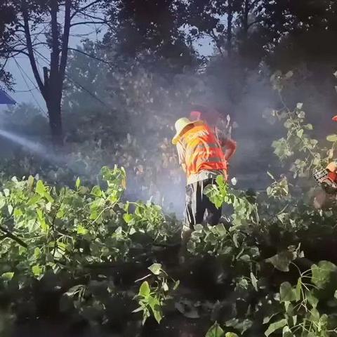 光山县公路事业发展中心 遇突发事件  汛期雨夜抢险保通