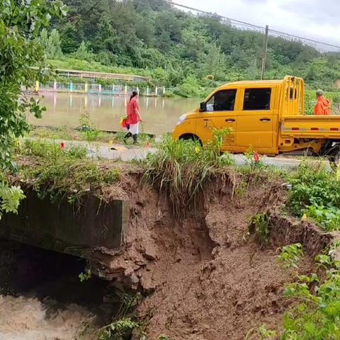 光山县公路事业发展中心   雨后全力抢修  保障公路安全畅通